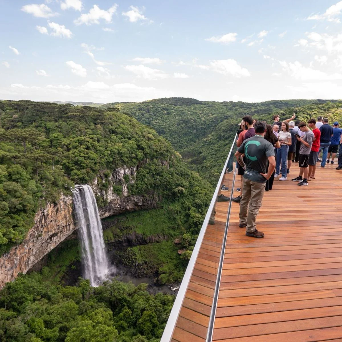Mirante do Parque do Caracol com a cascata de 131 metros ao fundo em Canela