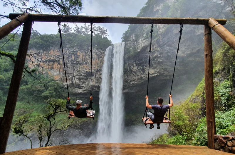 Balanço infinito no mirante ao pé da Cascata do Caracol em Canela