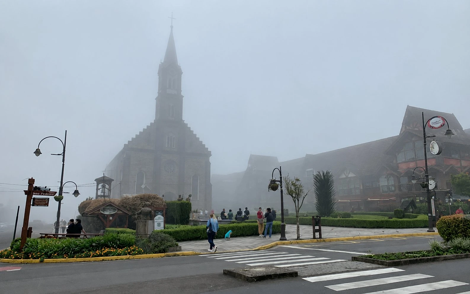 Clima em Gramado mês a mês com neblina e árvores na Serra Gaúcha