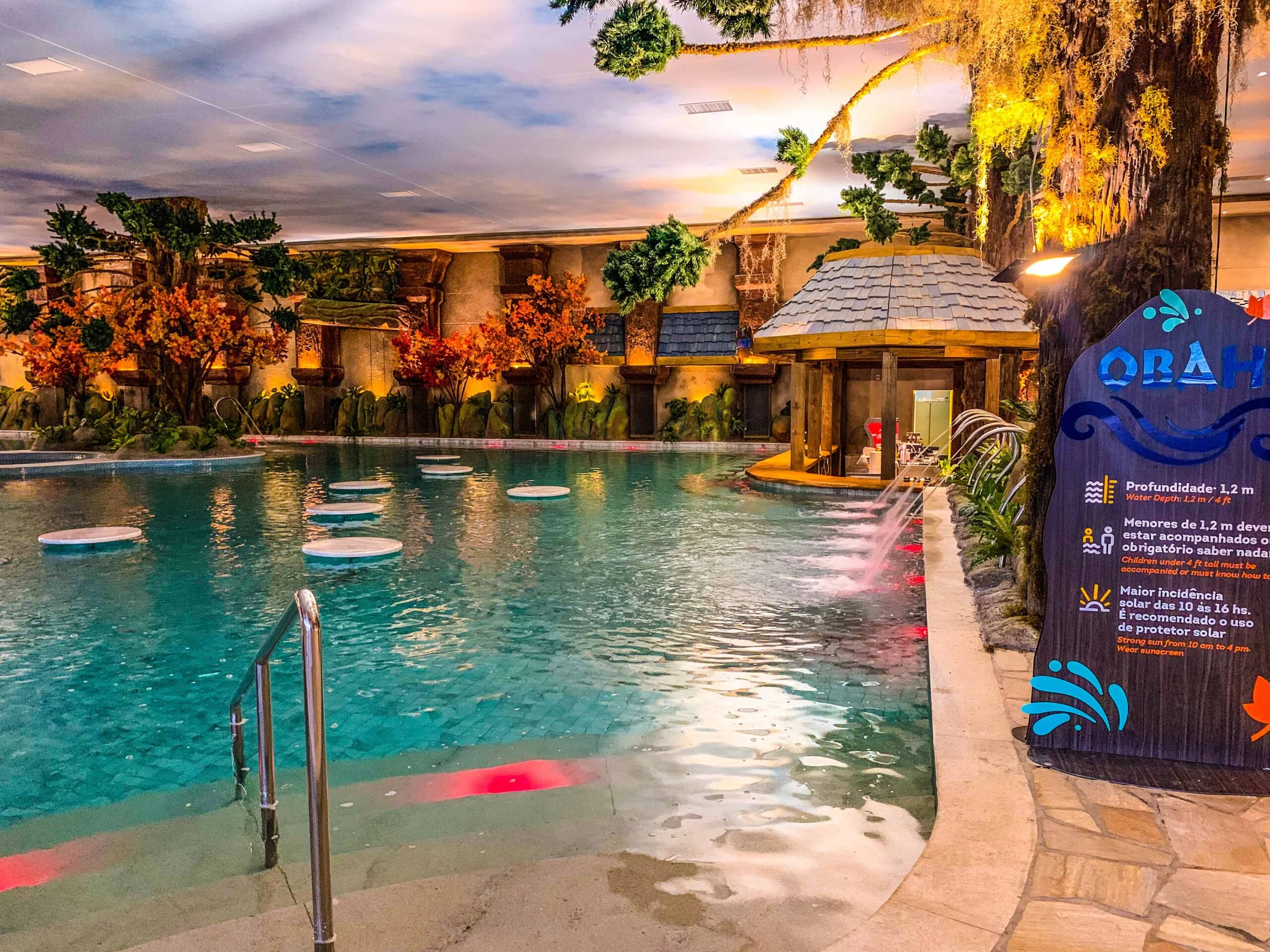 Piscina de águas termais acessível no Acquamotion em Gramado