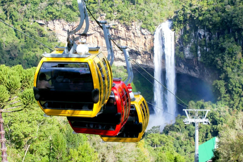 Bondinhos aéreos com vista para a Cascata do Caracol em Canela