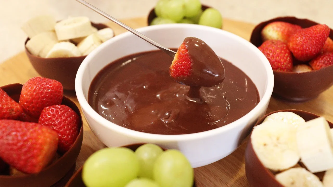 Fondue de chocolate com frutas e acompanhamentos em restaurante premium de Gramado