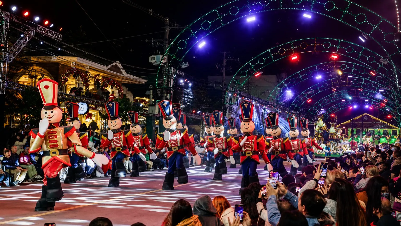 Natal Luz de Gramado 2026 com a cidade decorada e iluminada à noite na Serra Gaúcha
