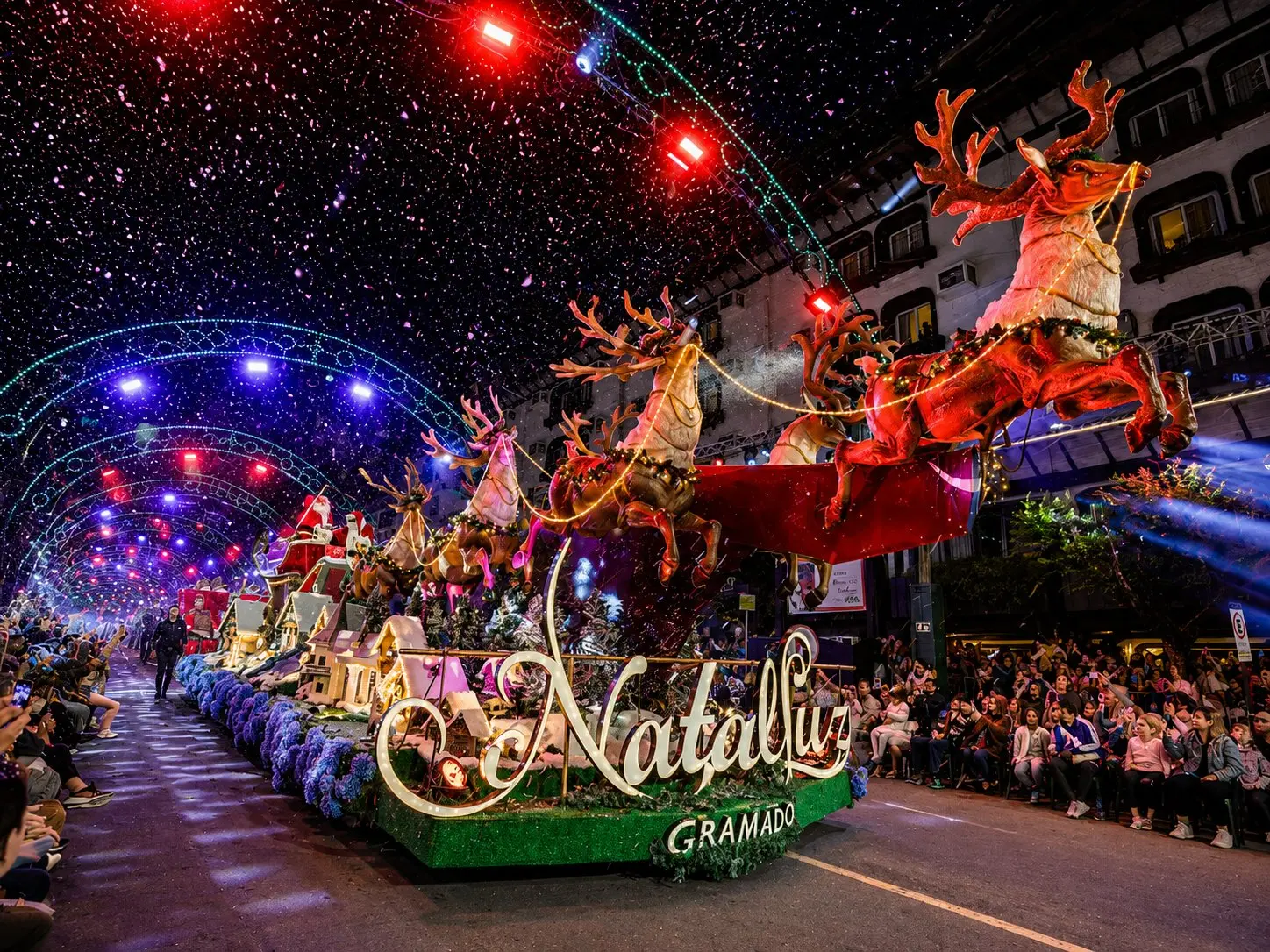 O Grande Desfile de Natal na Avenida das Hortênsias durante o Natal Luz de Gramado