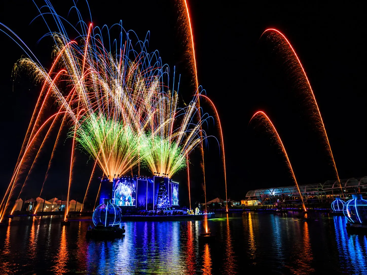 Espetáculo Nativitaten no lago do Serra Park durante o Natal Luz de Gramado, com luzes e fogos