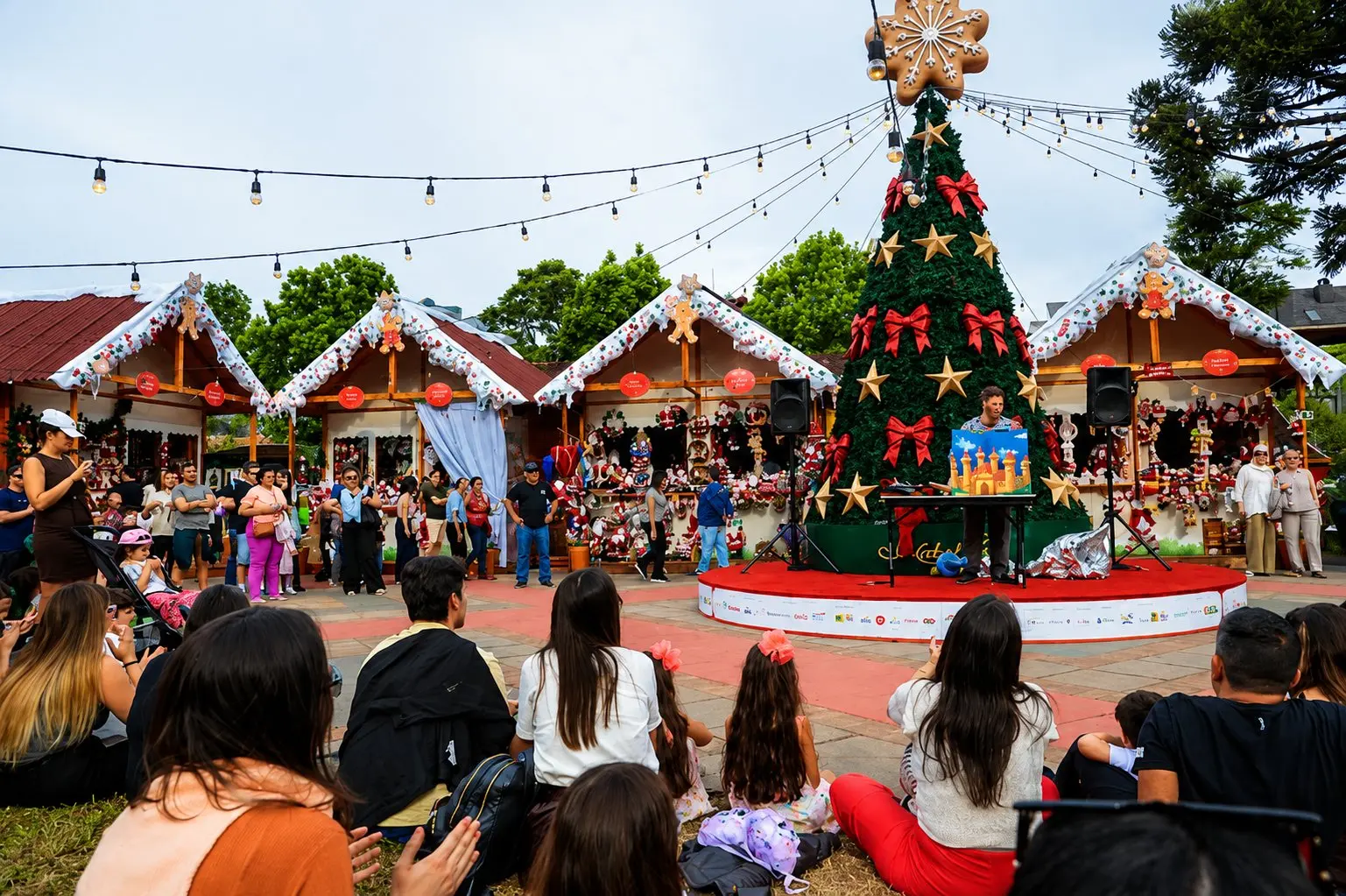 Vila de Natal na Praça das Etnias em Gramado durante o Natal Luz, com decoração e Casa do Papai Noel
