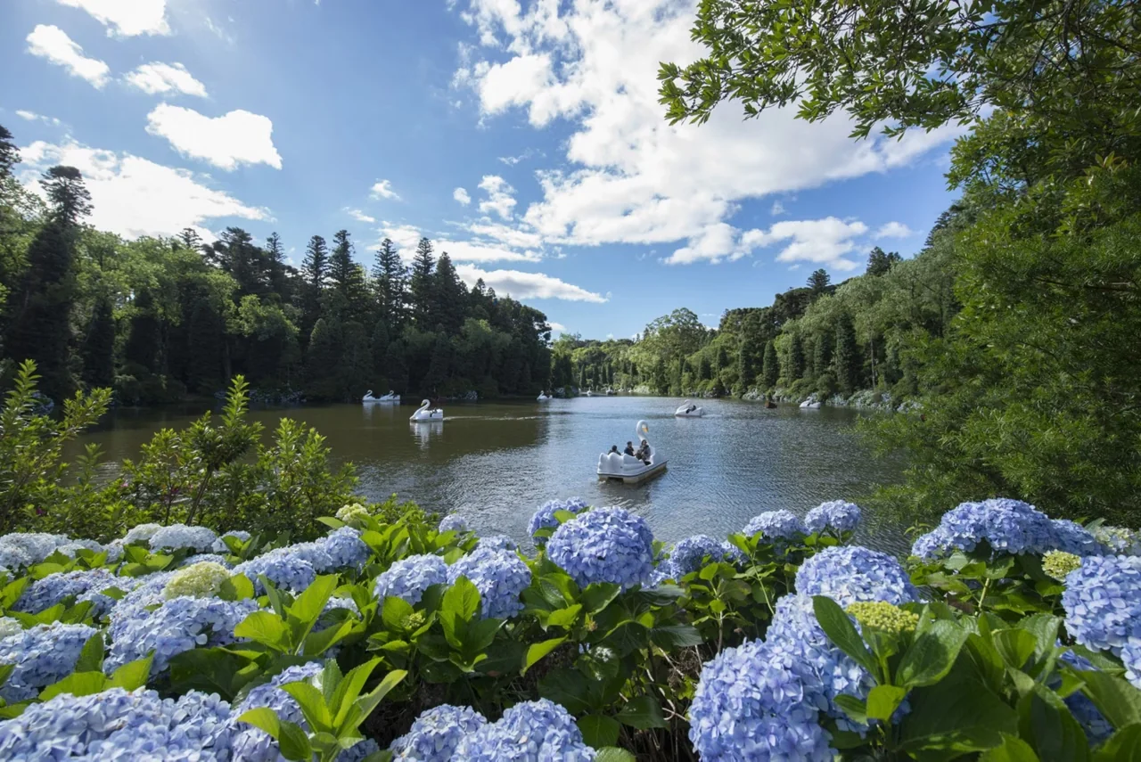 Lago Negro em Gramado com azaleias florindo na primavera