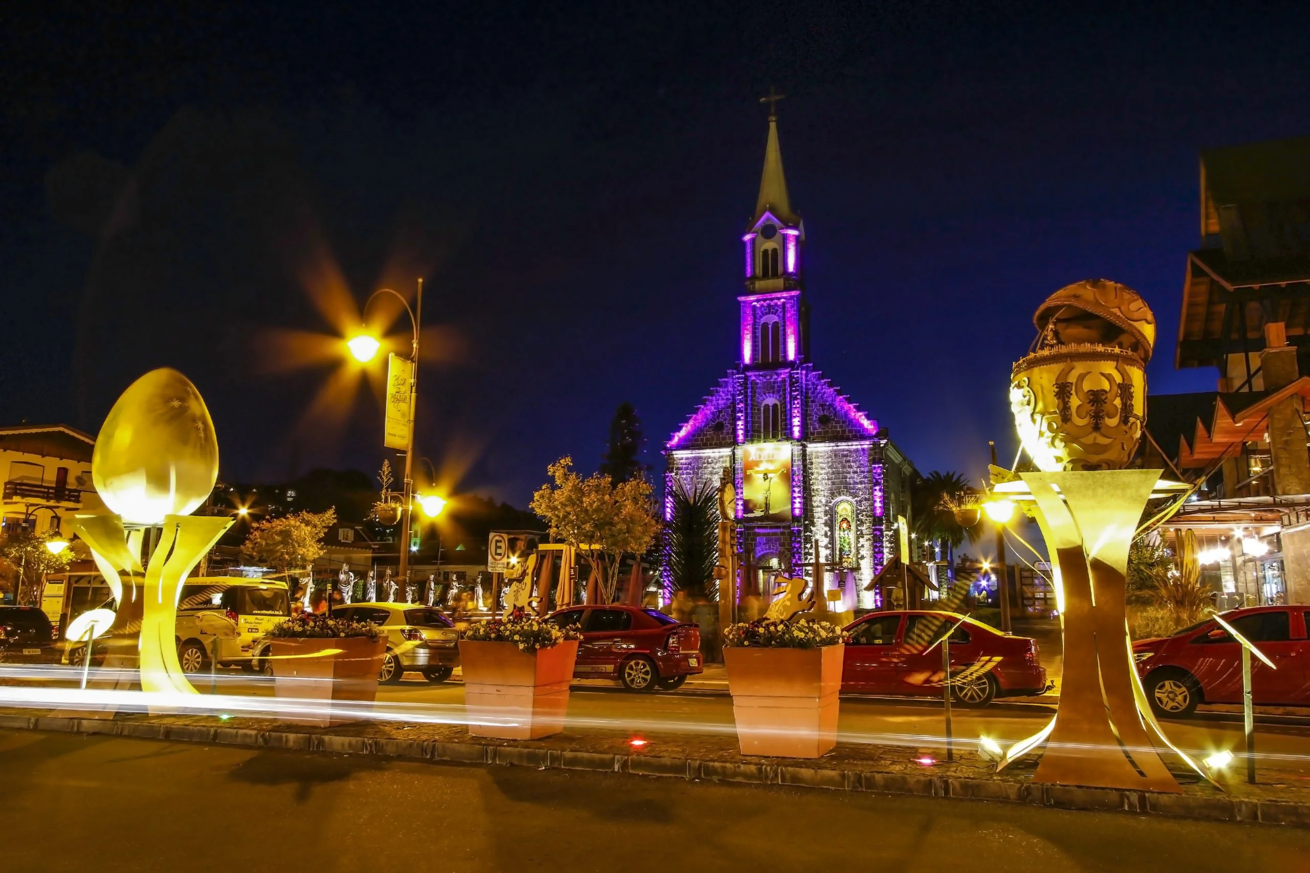 Centro de Gramado iluminado à noite na Serra Gaúcha