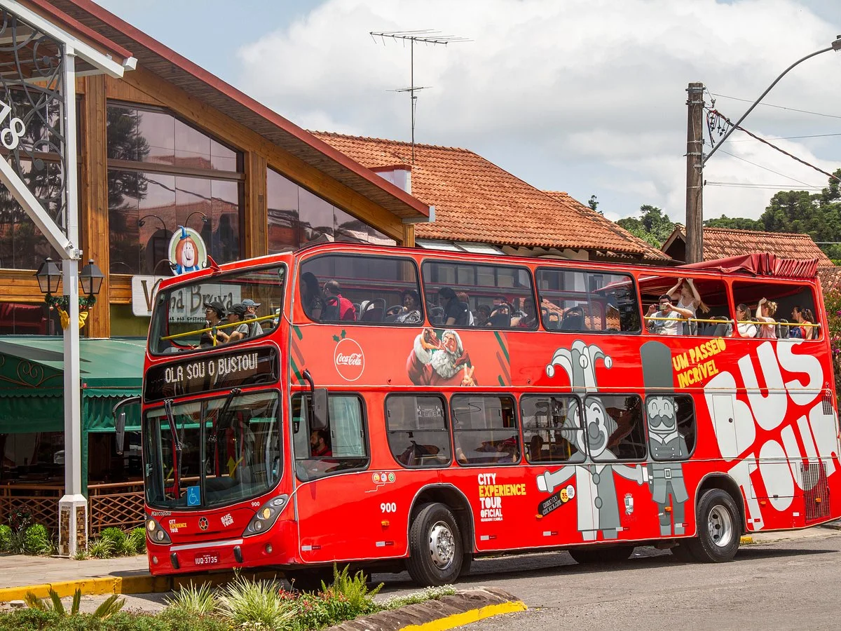 Ônibus turístico de dois andares circulando por Gramado na Serra Gaúcha